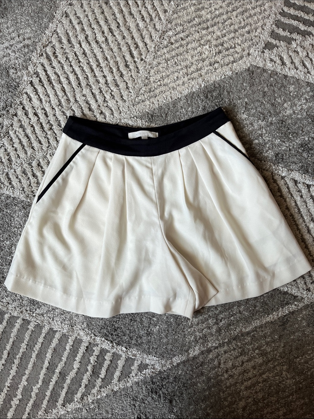 Eryn Brinié White and Black Pleated Tuxedo Shorts - Size 2 Indie Flowy Office